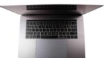 ⁦15 Apple MacBook Pro 2017 2.8 GHz Core i7 512GB SSD 16GB RAM Touch Bar (Space Grey)⁩ - الصورة ⁦6⁩